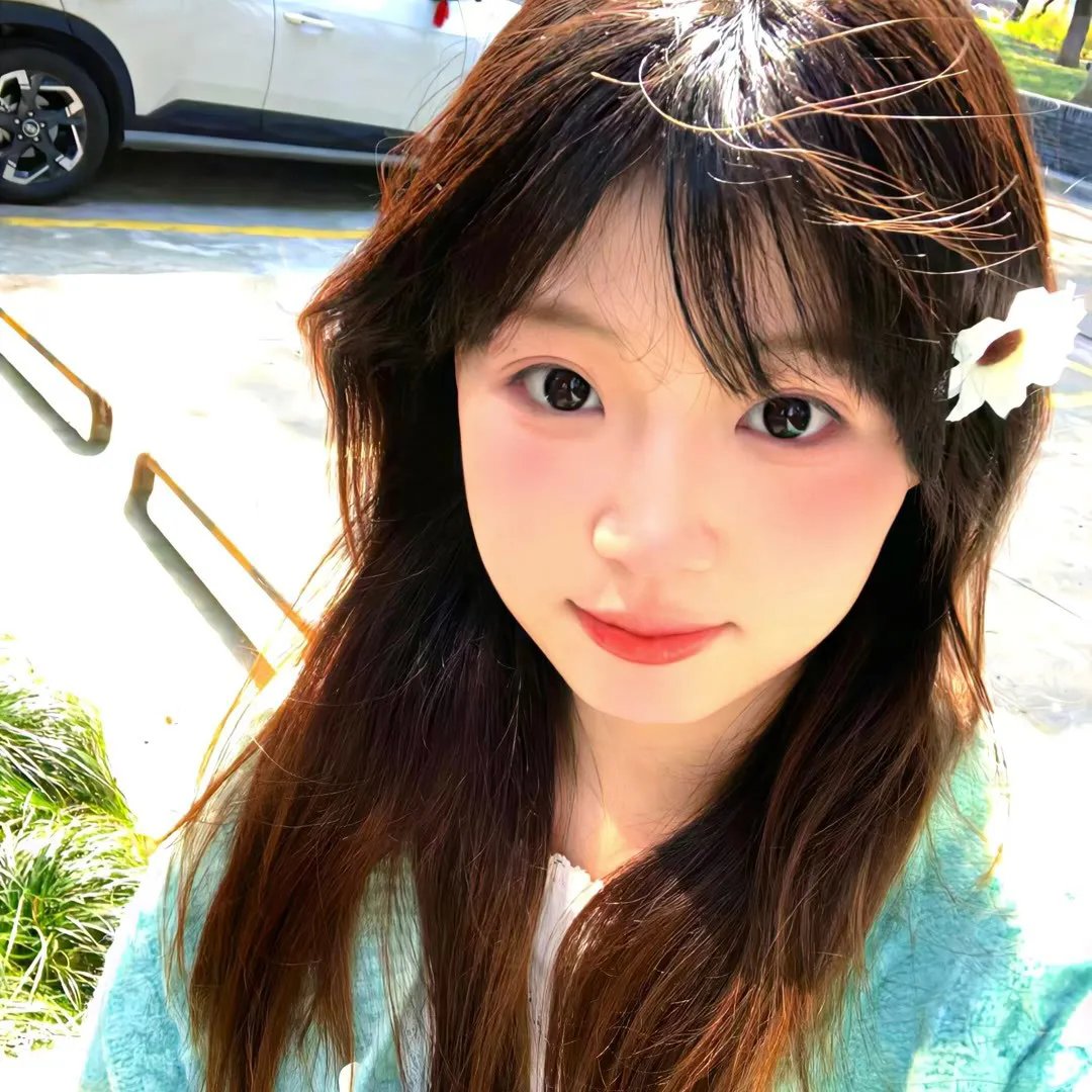 小鬼头上的女人